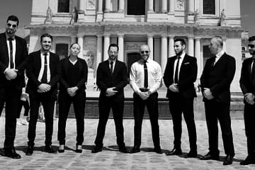 Service de chauffeurs privés VTC, une solution alternative aux taxis G7 VIP Club affaires pour vos transferts vers les aéroports Roissy CDG ou Orly. Location de véhicule de luxe avec chauffeur.